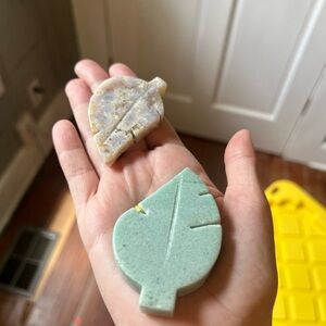 Leaf-Shaped Stone Accents - Green and Cream